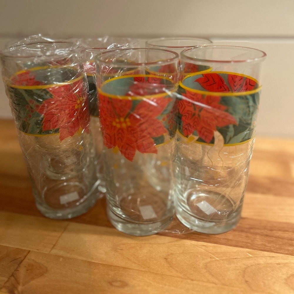 Six vintage festive Poinsettia Glass Tumblers to celebrate Christmas the